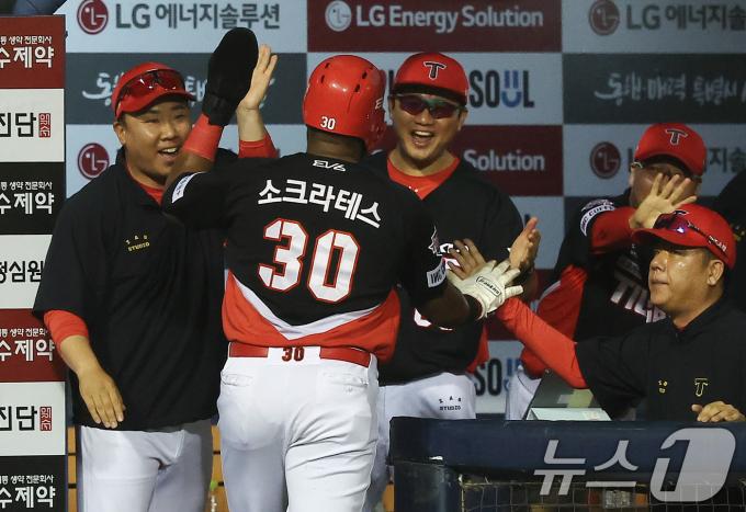 [사진] 이범호 감독, 승리의 미소