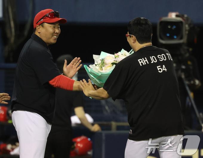 [사진] 이범호 감독, 양현종KBO리그 최초 400경기 등판 신기록 축하해!
