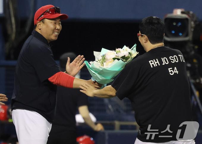 [사진] 이범호 감독, 양현종 대기록 축하해!