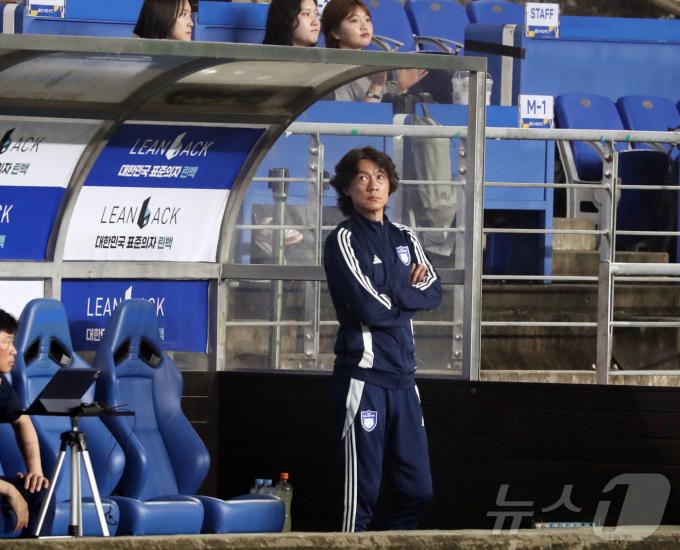 홍명보 울산HD 감독이 10일 울산 문수경기장에서 열린 울산HD와 광주FC의 경기에서 경기를 지켜보고 있다. 홍명보 감독은 이날 한국 축구 국가대표팀 감독직을 수락한 이후 처음으로 모습을 보였다.2024.7.10/뉴스1 ⓒ News1 김지혜 기자