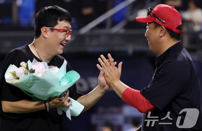 [사진] 양현종, 이범호 감독의 꽃다발 받고 환한 미소