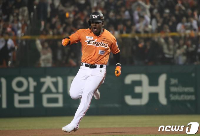 29일 대전 중구 한화생명 이글스파크에서 열린 '2024 신한 SOL 뱅크 KBO리그' KT 위즈와 한화 이글스 경기에서 9회말 무사 상황 한화 페라자가 2루타를 치고 환호하고 있다. 2024.3.29/뉴스1 ⓒ News1 김기태 기자