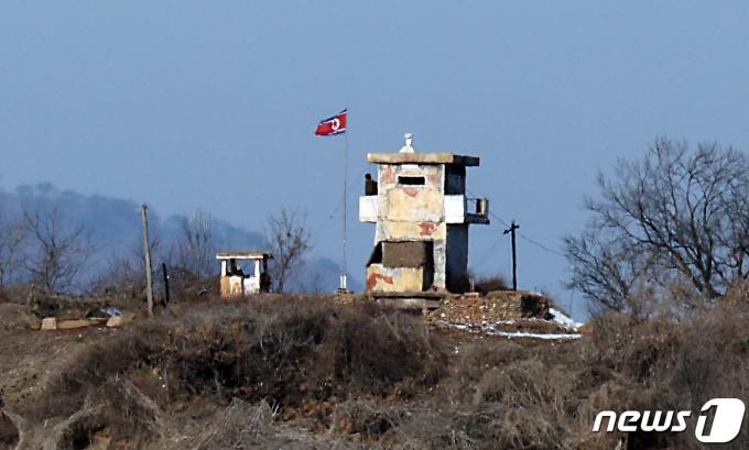 경기도 파주시 자유로에서 바라본 북한군 초소에서 북한 군인이 외부를 주시하고 있다. 2024.1.16 (사진은 기사 내용과 무관함) / 뉴스1 ⓒ News1