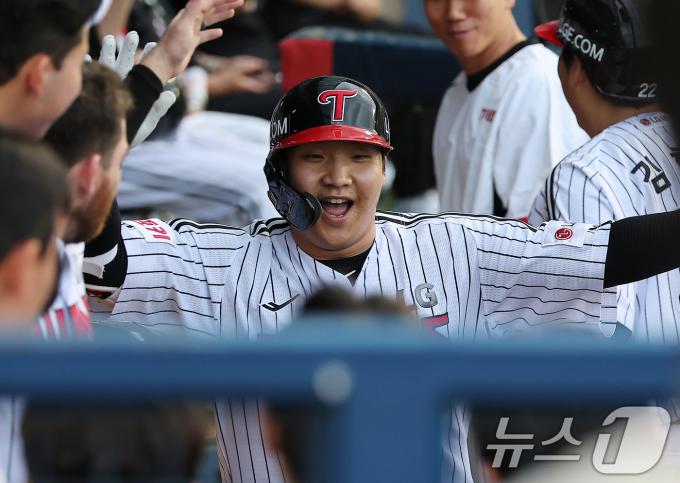 10일 오후 서울 송파구 잠실야구장에서 열린 프로야구 '2024 신한 SOL 뱅크 KBO리그' KIA 타이거즈와 LG 트윈스의 경기, LG 문보경이 2회말 무사 솔로홈런을 친 뒤 동료들과 기쁨을 나누고 있다. 2024.7.10/뉴스1 ⓒ News1 김진환 기자