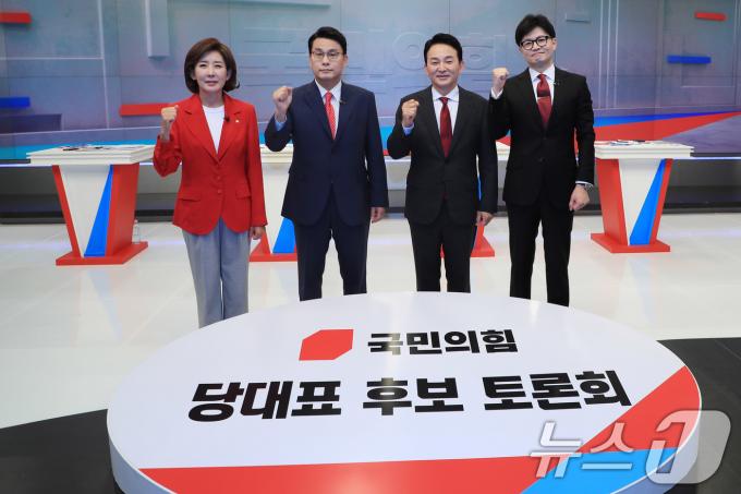 9일 오후 서울 중구 TV조선에서 국민의힘 전당대회에 출마한 나경원(왼쪽부터), 윤상현, 원희룡, 한동훈 당대표 후보가 TV조선을 통해 열리는 첫 TV토론에 참석해 기념촬영을 하고 있다. 2024.7.9/뉴스1 ⓒ News1 국회사진취재단