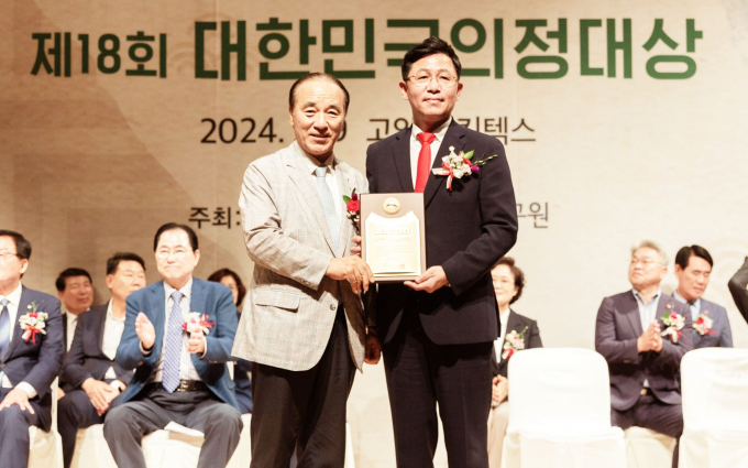 구본영 기장군의회 부의장(오른쪽)이 9일 대한민국의정대상 '최고위원장상'을 수상하고 기념촬영을 하고 있다./사진=한국공공자치연구원 