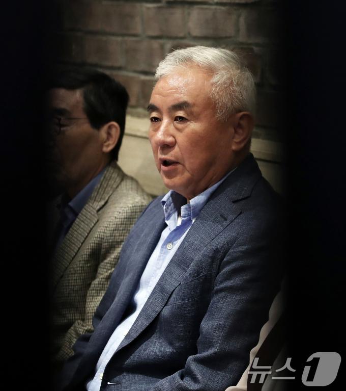 주원홍 대한테니스협회장이 10일 오후 서울 중구 명동의 한 식당에서 열린 '100만 테니스인 긴급 기자회견'에서 대한체육회의 관리단체 지정을 규탄하며 발언하고 있다. 2024.7.10/뉴스1 ⓒ News1 오대일 기자