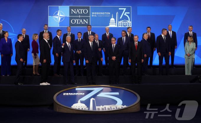 미국 워싱턴DC에서 열리고 있는 북대서양조약기구(NATO·나토) 75주년 정상회의에 참석한 옌스 스톨텐베르크 나토 사무총장, 조 바이든 미국 대통령, 키어 스타머 영국 총리, 올라프 숄츠 독일 총리, 에마뉘엘 마크롱 프랑스 대통령 등이 함께 서 있다. 2024.07.10. ⓒ 로이터=뉴스1 ⓒ News1 김현 특파원