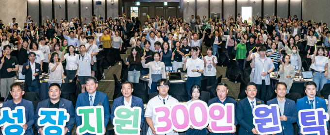 수원시 300인 원탁토론 참석자들이 지난 9일 컨벤션센터에서 토론행사를 기념하는 퍼포먼스를 진행하고 있다. 사진제공=수원시 