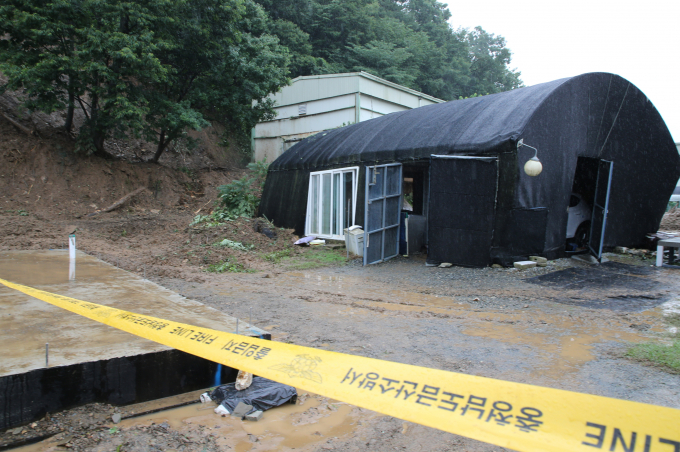 폭우로 인해 벌어진 산사태에 매몰돼 60대 여성이 숨졌다. 사진은 지난 10일 충남 금산 진산면 지방리에서 발생한 산사태 현장 모습. /사진=뉴스1