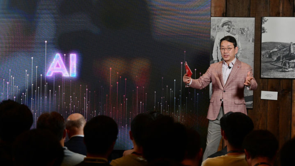 조주완 LG전자 사장이 크리스티아노 아몬 퀄컴 최고경영자(CEO)를 만난다. 사진은 AI 전략을 발표하는 조 사장의 모습. /사진=LG전자 제공
