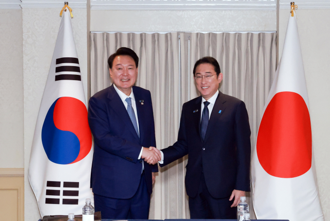 윤석열 대통령이 지난 10일(현지시각) 미국 워싱턴 DC에서 진행된 기시다 후미오 일본 총리와의 양자회담에서 북한과 러시아의 군사 밀착에 대한 우려를 표했다. 사진은 윤 대통령(왼쪽)이 지난 10일(현지시각) 미국 워싱턴DC 윌러드 인터콘티넨탈 호텔에서 열린 한·일 정상회담에서 기시다 총리와 악수하는 모습. /사진=뉴시스