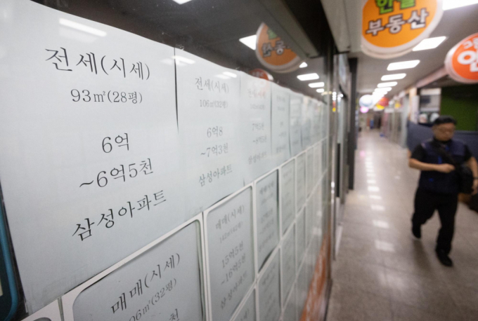 5대 은행의 전세대출 잔액은 지난 6월 말 118조2226억원을 기록했다. 사진은 서울 시내의 한 부동산 앞에 붙은 전세와 월세 거래 가격표./사진=뉴시스