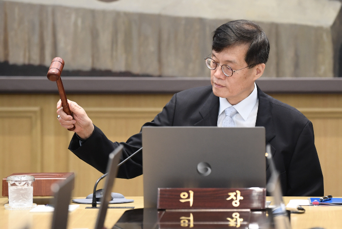 이창용 한국은행 총재가 11일 서울 중구 한국은행에서 열린 금융통화위원회에서 의사봉을 두드리고 있다./사진=뉴스1