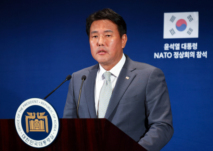 대통령실이 우크라이나 무기 지원 가능성에 대해 누가 봐도 납득할 지원을 하겠다고 밝혔다. 사진은 김태효 국가안보실 1차장이 지난 10일(현지시각) 미국 워싱턴DC 한 호텔 한국 기자단 기자실에서 윤석열 대통령의 북대서양조약기구(NATO·나토) 75주년 정상회의 참석 관련 브리핑을 하는 모습. /사진=뉴시스