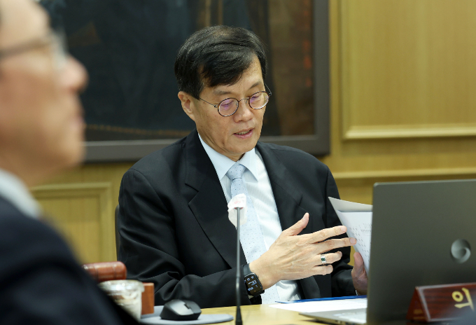 이창용 한국은행 총재가 11일 서울 중구 한국은행에서 열린 금융통화위원회에 참석해 자료를 살펴보고 있다./사진=뉴시스