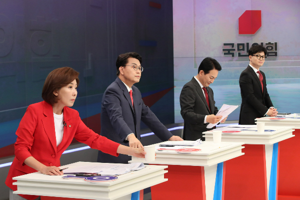 원희룡 후보측은 지난 9일 진행된 국민의힘 당 대표 1차 TV토론 중 한동훈 후보자가 휴대 전화로 커닝을 했다고 주장했다. 사진은 지난 9일 서울 중구 TV조선에서 열린 첫 방송토론회에 참여한 나경원(왼쪽부터), 윤상현, 원희룡, 한동훈 국민의힘 당대표 후보. /사진=뉴시스