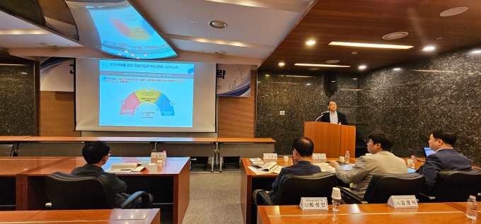 김영덕 선임연구위원이 위기극복을 위한 건설산업의 3대 혁신 핵심 과제를 발표하고 있다. /사진=한국건설산업연구원