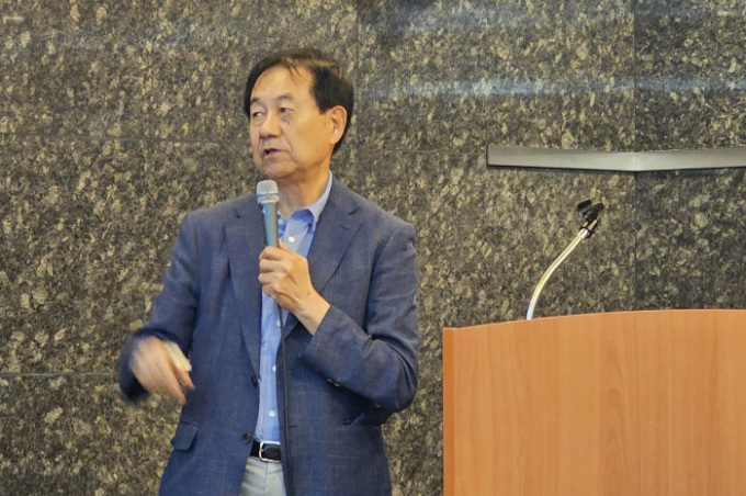 이복남 교수가 기조발제에서 건설산업의 위기 진단과 재도약을 위한 과제를 제언했다. /사진=한국건설산업연구원