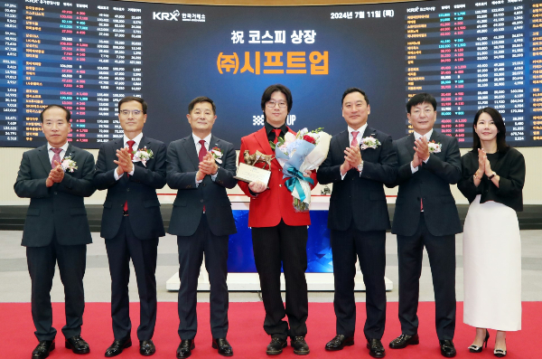이날 코스피에 상장한 게임 소프트웨어 개발기업 시프트업의 장 초반 주가가 오름세다. 사진은 11일 오전8시30분 한국거래소(KRX) 서울사옥 홍보관에서 열린 시프트업의 코스피시장 상장기념식에서 상장기념패 전달 후 주요참석인사 기념촬영을 하는 모습. 왼쪽부터 이기헌 상장회사협의회 상근부회장, 정석호 한국IR협의회 회장, 양태영 한국거래소 유가증권시장본부장, 김형태 시프트업 대표이사, 김성환 한국투자증권 대표이사, 이성 NH투자증권 IB1 총괄대표, 하진수 JP모간증권 서울지점장. /사진=한국거래소