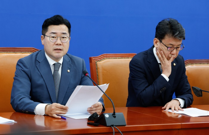 박찬대 더불어민주당 원내대표가 김건희 여사를 향해 총선 개입, 당무개입 의혹을 직접 해명해야 한다고 목소리를 높였다. 사진은 박 원내대표(왼쪽)가 11일 서울 여의도 국회에서 열린 정책조정회의에 참석해 모두발언 하는 모습. /사진=뉴스1