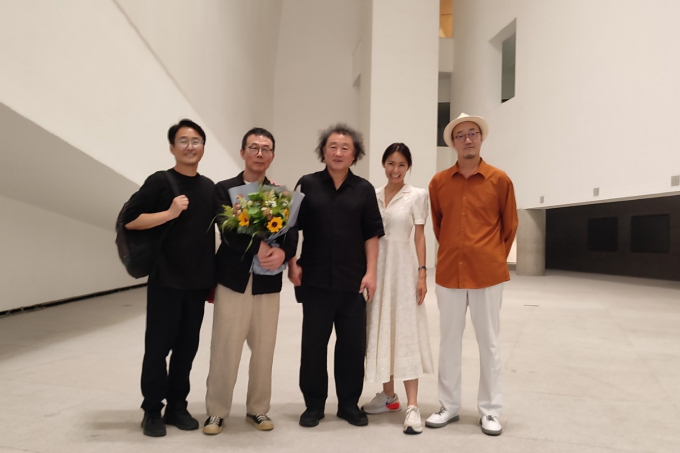 케이트 신 감독이 중국 중앙미술학원 뮤지엄에서 국내 현대미술 작가들의 전시를 개최했다. 왼쪽부터 장진원 작가, 이승희 작가, 이진우 작가, 신 감독, 신영호 작가. /사진=케이트 신 감독