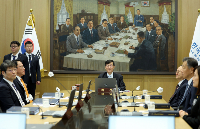  이창용 한국은행 총재가 11일 서울 중구 한국은행 본관에서 열린 금융통화위원회를 주재하고 있다. /사진=공동취재단