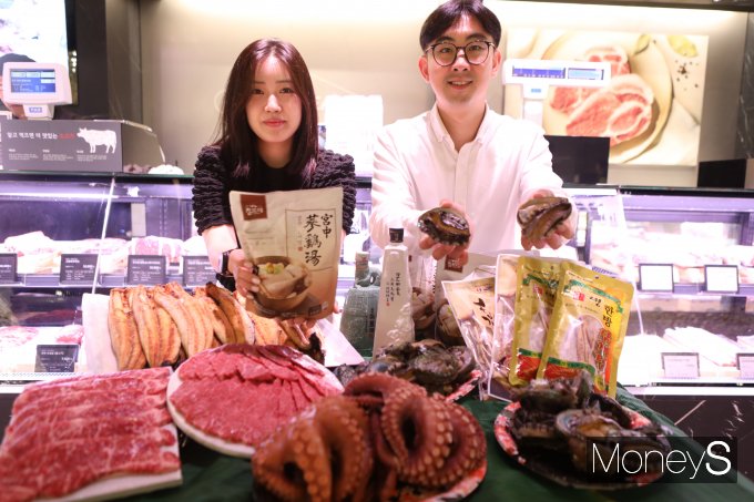 롯데백화점 광주점 지하 1층 식품매장 직원들이 초복을 맞아 각종 보양식을 선보이고 있다/사진=롯데백화점 홍보 3팀 제공.