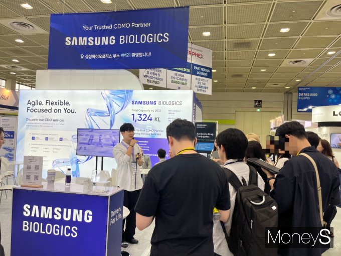 11일 BIX 2024에서 관람객을 맞이하는 삼성바이오로직스 관계자. /사진=김동욱 기자