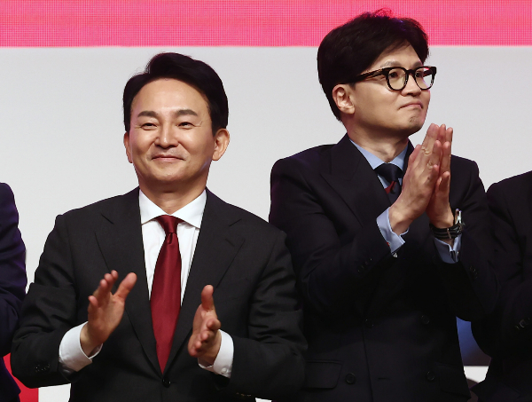 한동훈 국민의힘 당 대표 후보 측이 당내 경선 경쟁자인 원희룡 후보 측에서 한 후보자의 가족을 비방하는 영상을 유포했다고 입장문을 발표했고 이를 중앙당 선거관리위원회에 신고했다. 사진은 지난 10일 부산 해운대구 벡스코 오디토리움에서 열린 국민의힘 제4차 전당대회 부산·울산·경남 합동연설회에 참석한 원희룡(왼쪽)·한동훈(오른쪽) 국민의힘 당대표 후보. /사진=뉴스1