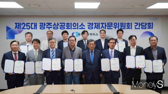 한상원 광주상공회의소 회장(앞줄 오른쪽 네번째)이 10일 제25대 경제자문위원 13명에게 위촉장을 전달한 후 기념촬영을 하고 있다. /사진=광주상의 제공.