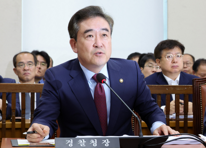 윤희근 경찰청장이 채상병 순직 사건에 대한 대통령실 외압 의혹에 대해 "전혀 없었다"고 말했다. 사진은 윤 경찰청장이 11일 서울 여의도 국회에서 열린 행정안전위원회 전체회의에서 의원 질의에 답변하는 모습. /사진=뉴시스