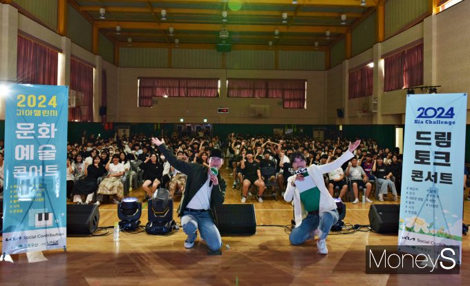 11일 광주 무등중학교에서 진행된 '기아챌린지 드림토크콘서트'에서 이선호 멘토(왼쪽)가 학생들과 함께 기념사진을 촬영하고 있다/사진=기아 오토랜드광주 제공.