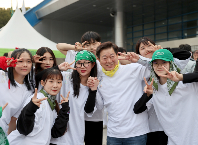 광명시, 2024년 시정 만족도 조사 결과 박승원 시장 시정 운영에 광명시민 75.7%가 높은 만족감 나타났다. 사진은 청년들과 소통행사 후 사진촬영을 하고 있다. / 사진제공=광명시   