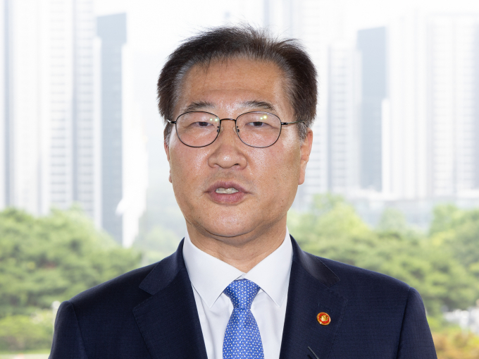 박성재 법무부 장관이 더불어민주당의 검찰청 폐지 법안 당론 발의 계획에 대해 정당성에 의문이 든다고 말했다. 사진은 박 장관이 11일 경기 과천시 중앙동 법무부 청사로 들어서며 민주당 검찰개혁 TF 관련 취재진 질문에 답변하는 모습. /사진=뉴스1