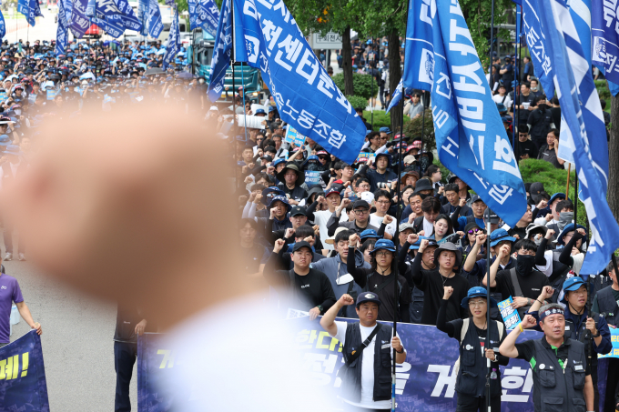 금속노조 조합원들이 10일 오후 서울 여의도 한국경제인협회 앞에서 가진 금속노조 1차 총파업에서 구호를 외치고 있다  /사진=뉴스1