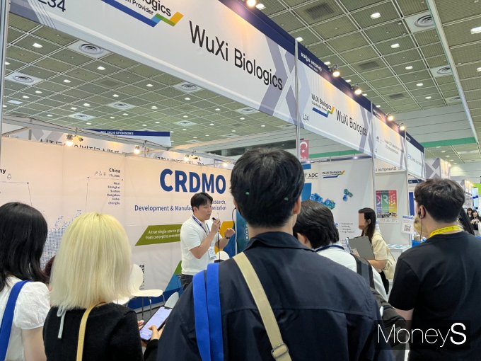 11일 우시바이오로직스의 '바이오플러스-인터펙스 코리아 2024'(BIX 2024) 부스가 관람객들로 붐볐다. 사진은 우시바이오로직스 관계자에게 회사 설명을 듣는 단체 관람객. /사진=김동욱 기자