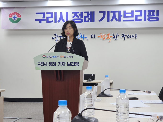 구리시환경사업소 조명아 소장이 2024년 7월 2주차 정례 기자브리핑에서 생활폐기물 수집운반 신규허가 공모 등 소관 업무에 대해 설명하고 있다. /사진=이건구 기자 