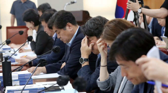 11일 오후 세종시 정부세종청사 최저임금위원회에서 열린 제10차 전원회의에서 이인재 위원장을 비롯한 공익위원들이 고심하며 회의에 임하고 있다. / 사진=뉴스1 김기남 기자  /사진=(세종=뉴스1) 김기남 기자