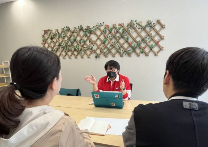 기장군 관내 수험생과 학부모가 전문가 컨설팅을 받고 있다./사진=기장군