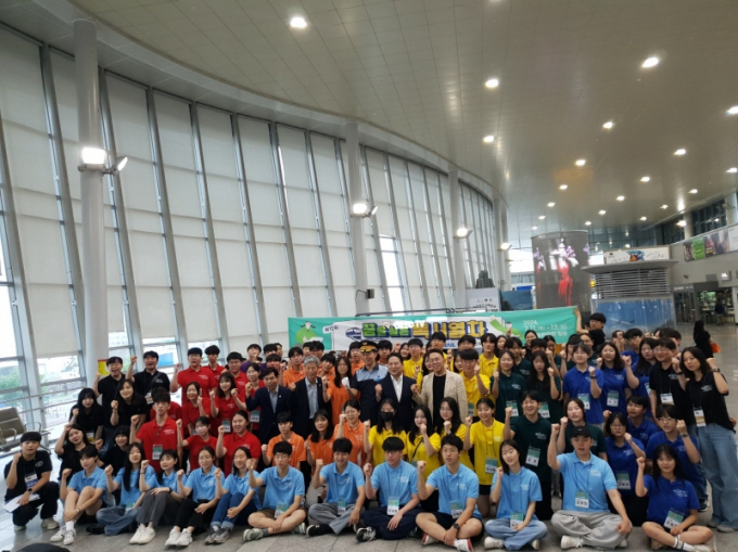 11일 오전 광주송정역에서 광주의 고등학생 75명이 파주로 향하는 제12회 꿈을 실은 독서열차 출발을 앞두고 기념사진을 찍고 있다./사진=광주시교육청