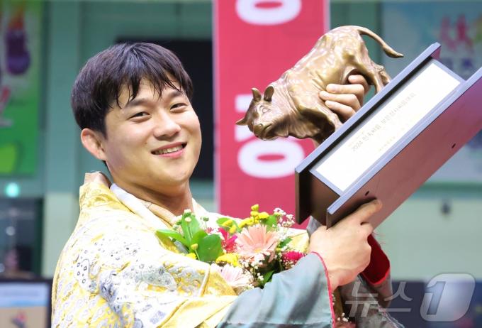 [사진] 노범수, 2024 민속씨름 보은장사씨름대회 금강장사 등극