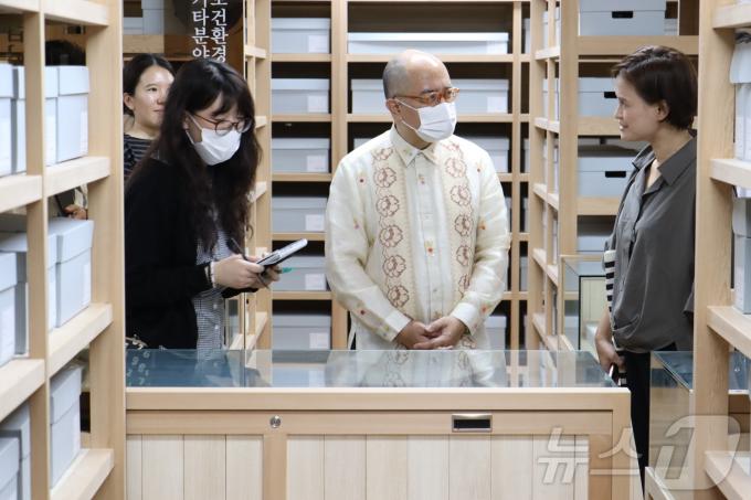 [사진] 기록의 전당 방문한 필리민 문화예술위원장