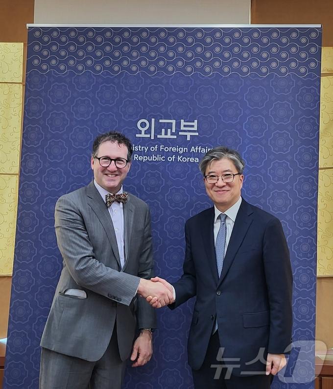 김희상 경제외교조정관이 11일 외교부 청사에서 제이슨 옥스먼 미국 정보기술산업협회(ITI) 회장과 면담하고 한미간 기술 협력에 대해 논의했다. (외교부 제공)