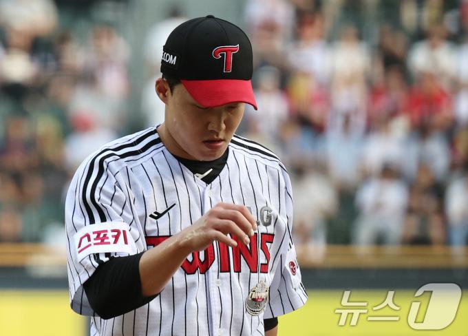 [사진] LG 임찬규 '진땀나네'