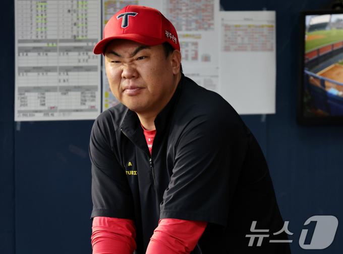 [사진] 경기 지켜보는 이범호 감독