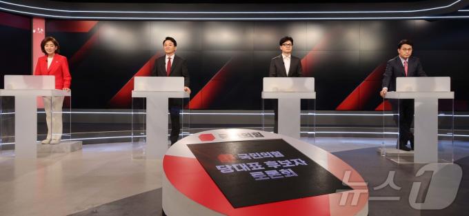 나경원·원희룡·한동훈·윤상현(왼쪽부터) 국민의힘 당 대표 후보 4인이 11일 서울 중구 MBN 스튜디오에서 열리는 2차 당대표 후보 방송토론회 시작에 앞서 단상에 서 있다. (국회사진취재단) 2024.7.11/뉴스1