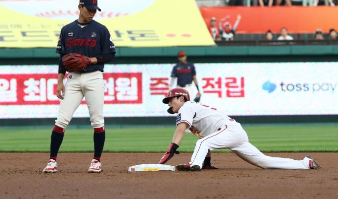 11일 롯데 자이언츠전에서 도루에 성공한 최지훈. (SSG 랜더스 제공)