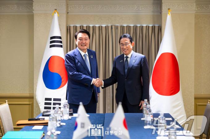 윤석열 대통령이 10일(현지시간) 미국 워싱턴DC 한 호텔에서 열린 한-일 정상회담에서 기시다 후미오 일본 총리와 악수하며 기념 촬영을 하고 있다. (대통령실 홈페이지) 2024.7.11/뉴스1 ⓒ News1 송원영 기자
