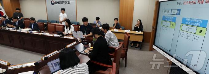 [사진] 2025년도 최저임금 1만 30원으로 결정, 브리핑 하는 이인재 위원장